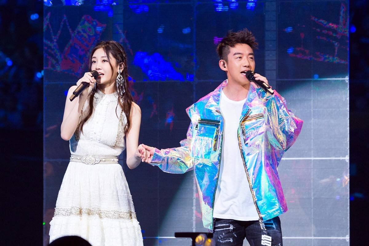 郑恺深情献唱《终于等到你》，郑恺和苗苗是怎么走到一起的？