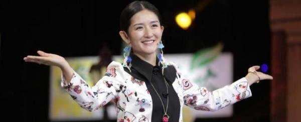 谢娜回归《快本》？生完二胎后首次现身机场，将与赵丽颖一起录制