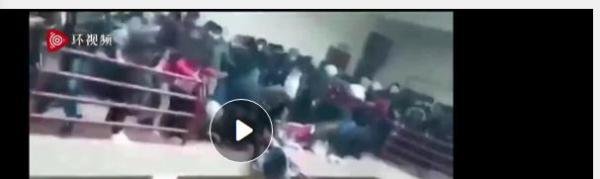 7死1伤！大学生拥挤在走廊乱作一团，下一秒栏杆突然断裂…