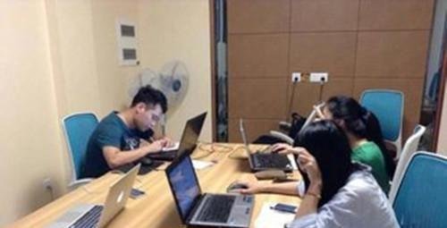 女老板殴打暑期工学生？被打男子为餐厅员工，因工资结算起冲突