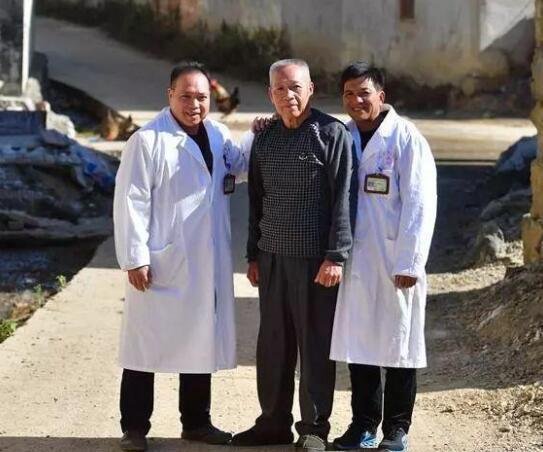 一家父子三村医 隐藏着一股感人肺腑的热血
