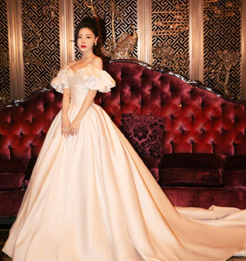 邓家佳百花奖复古公主造型引热议!网友们如何评价此造的?