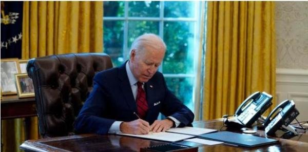 大动作！拜登签署行政令重启奥巴马医保，考虑取消限制堕胎政策...