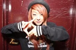 求；和权志龙一起唱ROD里面唱歌的那个女的不是cl那个女的是谁