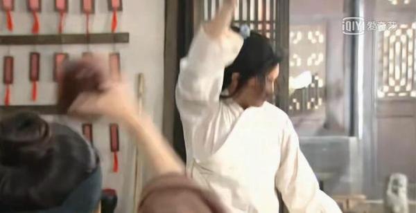 武林外传，白展堂被一老妇逼着脱衣，险被其砍下右手，真相如何？