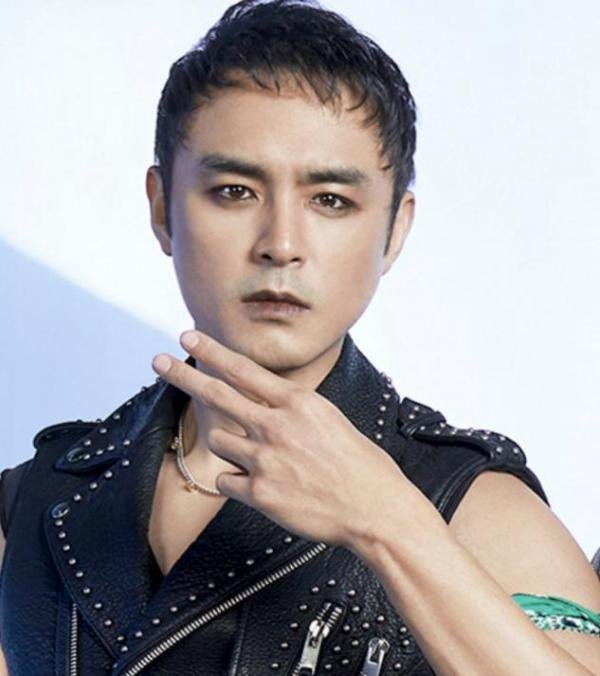 男明星化烟熏妆遭吐槽：像被毒烟熏过一样，网友：得罪化妆师了