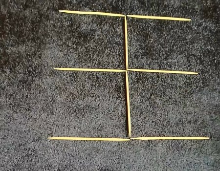 用8根牙签摆两个口字，动两根牙签变一个字