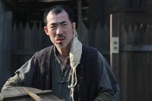 郑小眼和周八什么关系