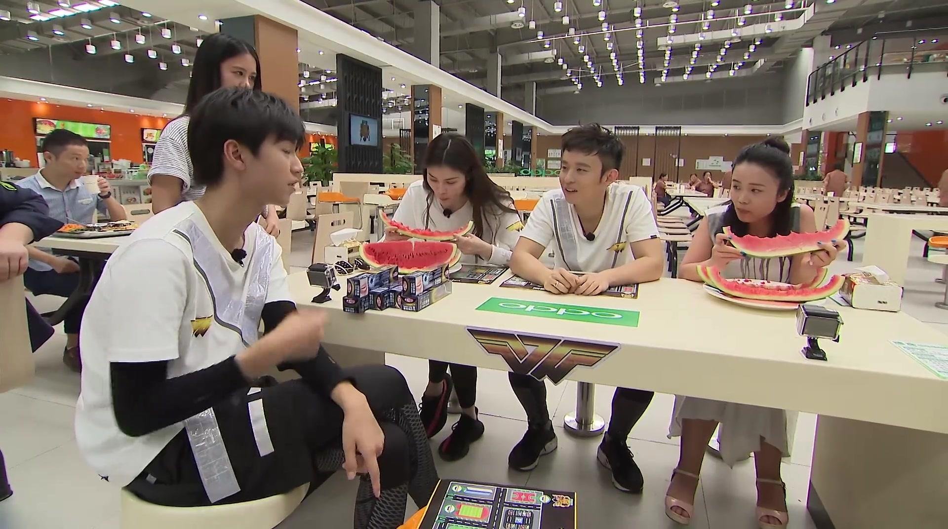 王俊凯董子健海边相处被网友称好浪漫，到底浪漫在哪了？