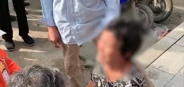 老人6000多元卖粮款被偷后绝望大哭，气得直扇自己脸