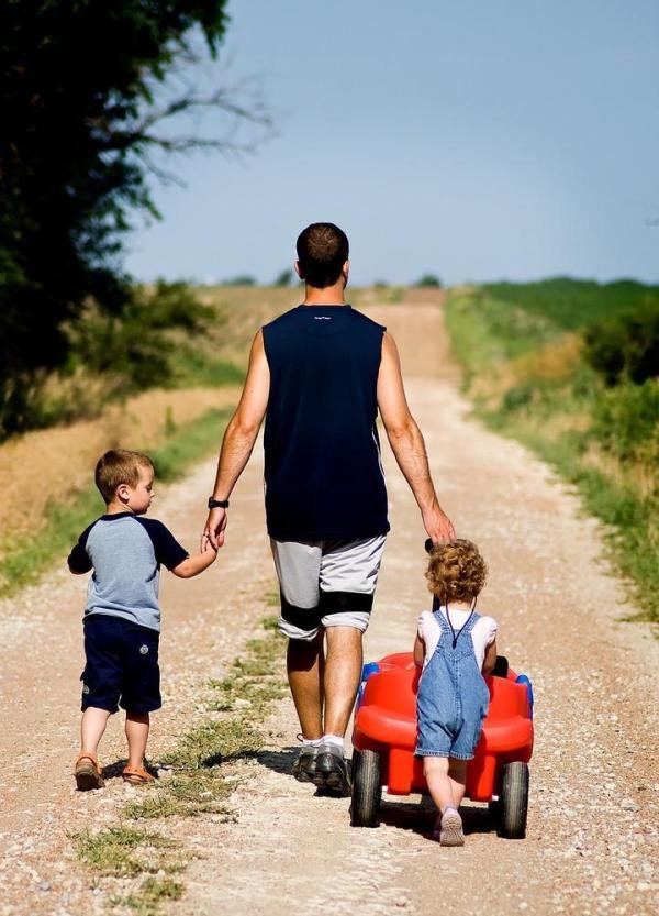 城管摔砸摊贩蔬菜，当地城管局称是无奈之举？