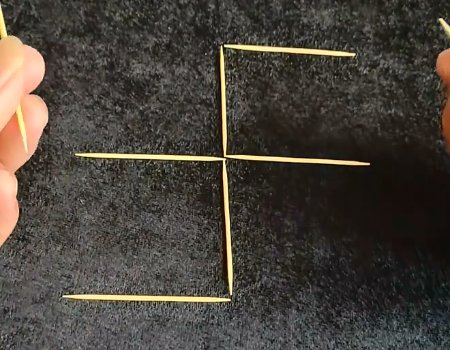 用8根牙签摆两个口字，动两根牙签变一个字