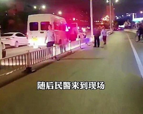 广西:十几人桥上并排压马路,无视身后车辆鸣笛,现场有说有笑