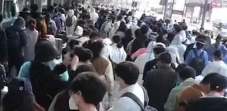 虹桥火车站遇离沪潮:进站排2小时,各路人马齐聚提前感受春运的气息