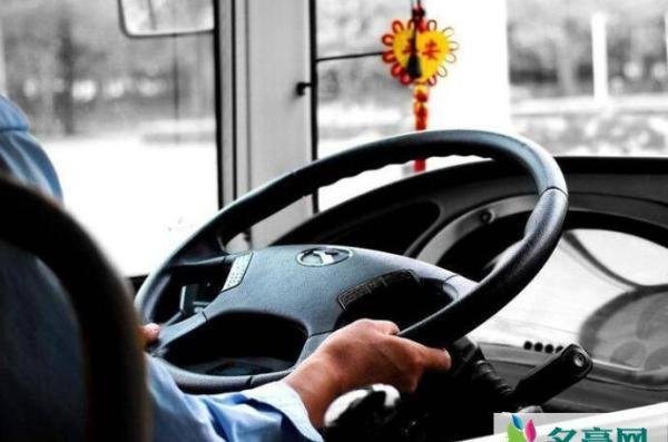 抢方向盘取消落户 因为一个作死举动结果被取消落户资格