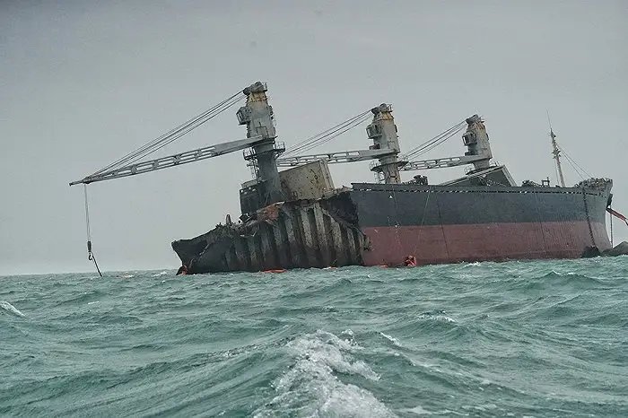 一货轮在台风暹芭中心附近断裂,船员们的情况如何了?