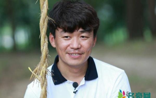 曝王宝强女友生子 被曝工作人员护着一个襁褓中的婴儿