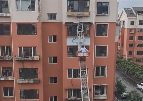 辽宁一居民下楼做核酸忘带钥匙用云梯回家，当时到底发生了什么？