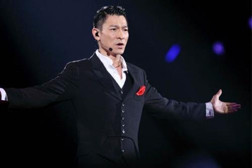 在颁奖典礼上,陈妍希向刘德华“示爱”,刘德华当时是什么反应?