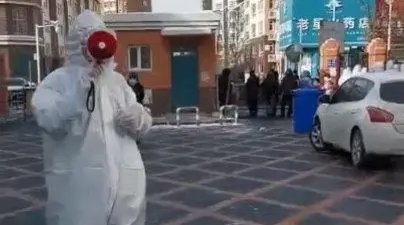 辽宁一居民下楼做核酸忘带钥匙用云梯回家，当时到底发生了什么？