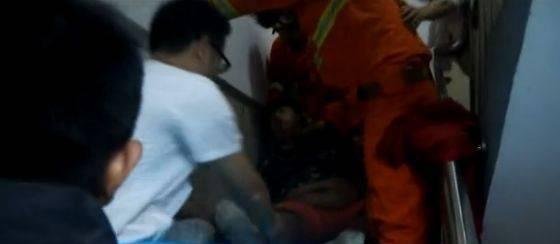 350斤重量级胖友醉酒倒地，朋友竟请来消防官兵帮忙！