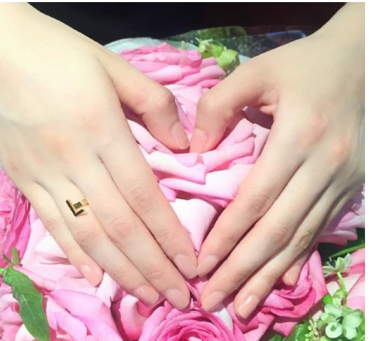 张天爱晒l型戒指是有对象了吗?