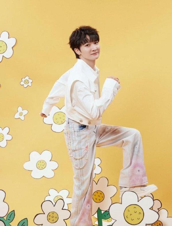 十年前惨遭《中国好声音》淘汰，今跨年晚会唱10首歌，周深赢麻了