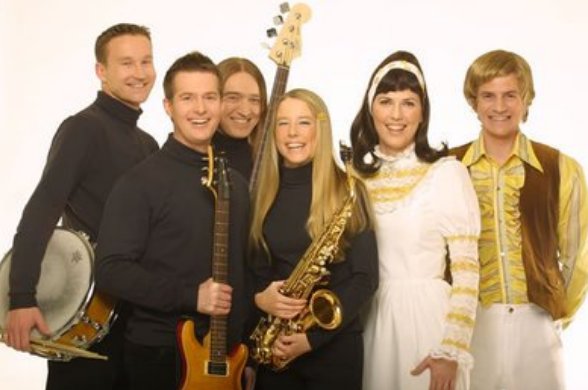 一首英文歌，最后几句是莎啦啦哩，莎啦啦啦 女生唱