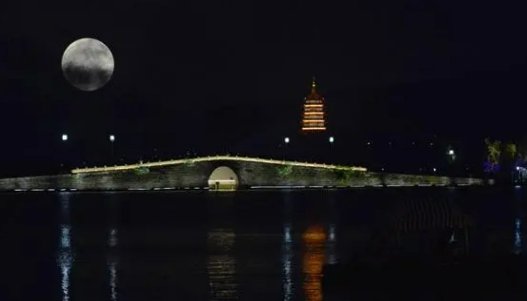 西湖明月出自哪里？