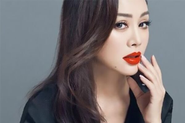 宁静往睫毛上放六根棉签秀长度，放几根棉签才算睫毛长？