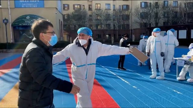 大连一核酸检测现场秒变“洗浴中心”，现场有多欢乐？