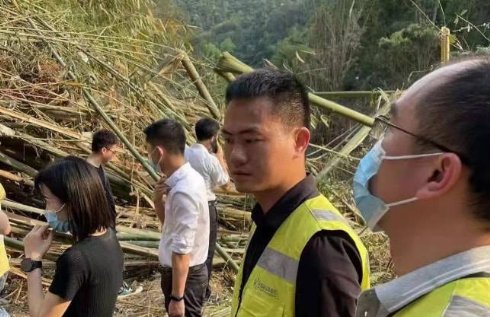 坠机事件报警人为省电没回家人电话，这位报警人身上有哪些可贵的品质？