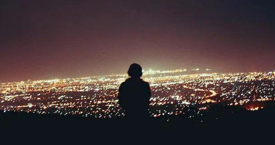 圣地亚哥在下雨,马孔多别为我哭泣什么意思