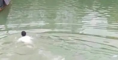 夫妻吵架双双落水，被17岁少年救起，该怎么看待少年的行为呢？