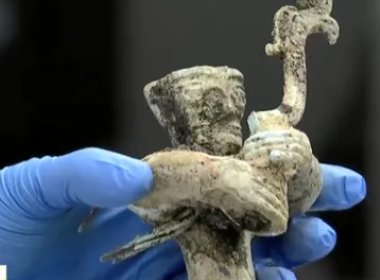 三星堆国宝级青铜神坛亮相，其外形上有何特征？