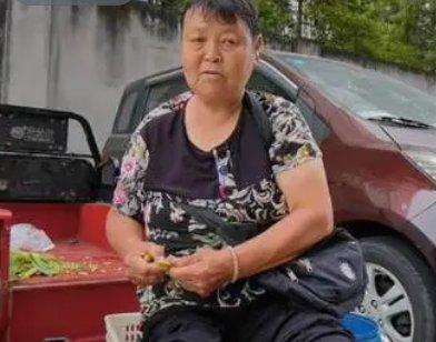 卖菜老人被泼机油，肇事者被行拘，肇事者的行为会被如何认定？