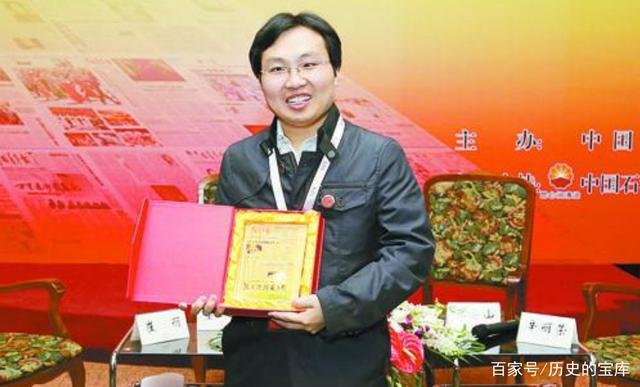 2005年，那个带妹妹上大学，感动中国的洪战辉，如今过得怎样？