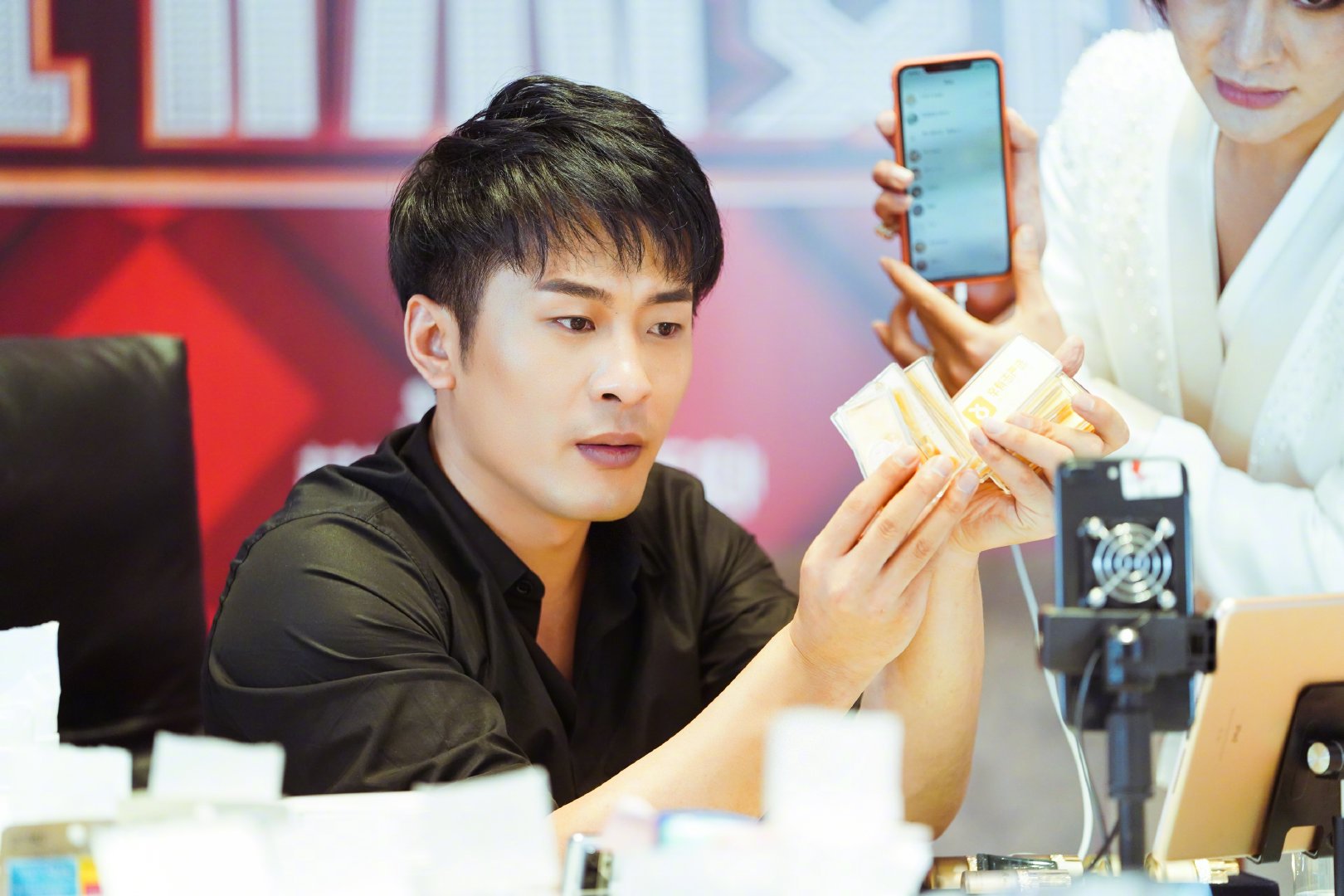 辛巴复出直播首秀，400万人在线疯抢手机，9块9包邮福利是真的吗？