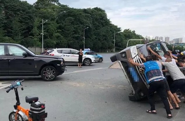长沙警方通报劳斯莱斯被撞，这是怎么回事？