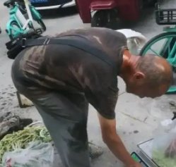 卖菜老人被泼机油，肇事者被行拘，肇事者的行为会被如何认定？