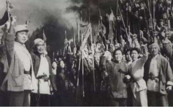 哪首歌有“我们都是神枪手，每一颗子弹消灭一个敌人”这句歌词