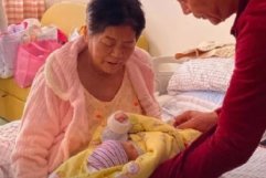 安徽医院辟谣“六旬夫妇产女”一事，这究竟是怎么回事？