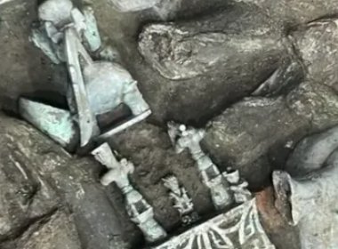 三星堆国宝级青铜神坛亮相，其外形上有何特征？