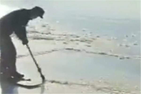 哈尔滨男子冬泳上岸时遇冰面坍塌坠江，他该如何自救？