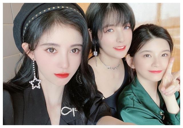 空姐晒与鞠婧祎合照，两人谁更胜一筹呢