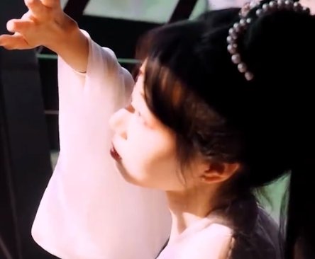 上海一95后女生设计火柴盒汉服，这样的汉服采用了什么样的材质？