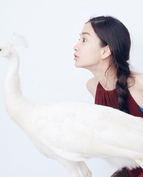 杨颖挑战碎玻璃大片，高级简装极具风格，腰和腿P过了吗？