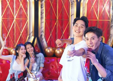 郑州醉酒男走错KTV包房,当场活跃气氛连吃带拿,这一幕有多搞笑?