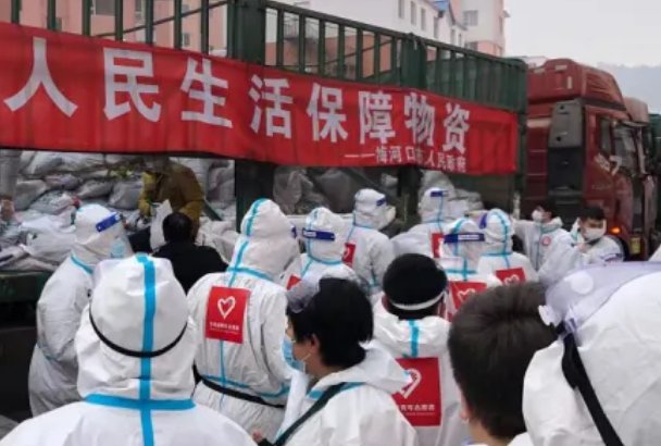 曝上海一居委会将物资佯装垃圾偷运，相关部门对此事件作何表示？