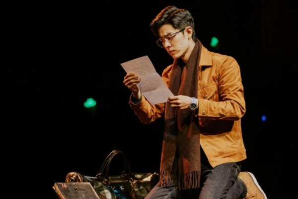 黄景瑜钟楚曦给肖战演出送花篮，他们与肖战是如何相识的？